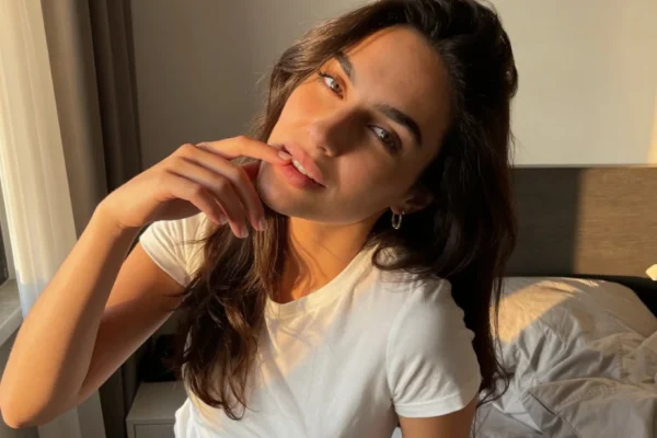Latina woman taking a selfie before joining a latina chat