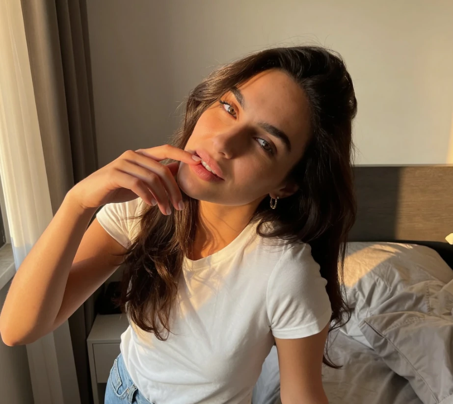 Latina woman taking a selfie before joining a latina chat