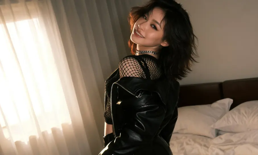 Young woman smiling in a hotel room before an asian chat